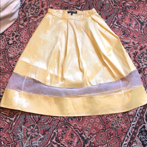 Beautiful pleated yellow skirt - Picture 2 of 4